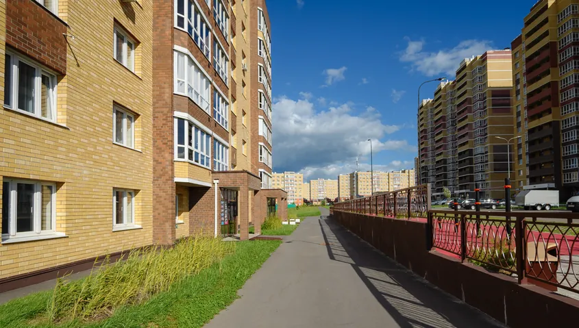 Прогулочная дорожка вдоль кирпичных домов