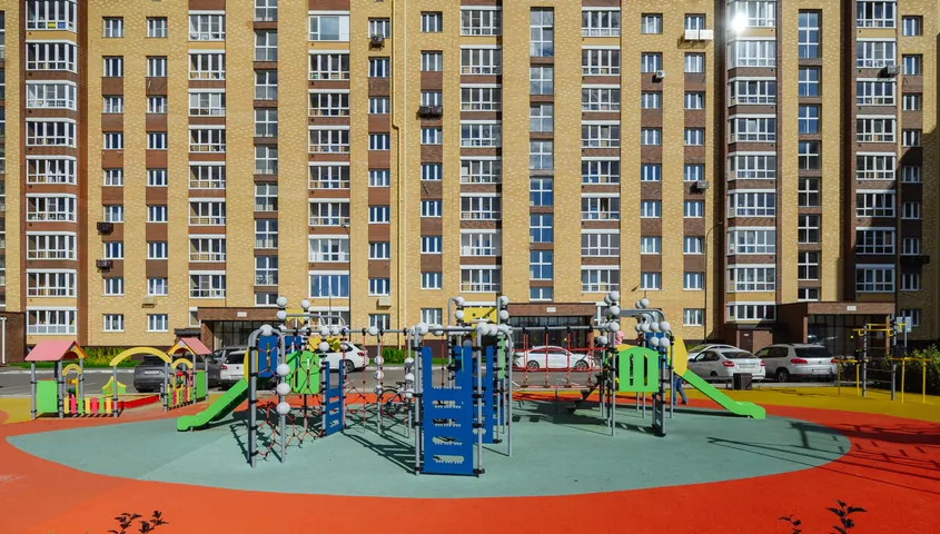 Детская площадка у многоэтажного дома