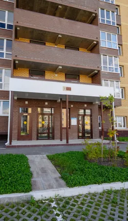 Вход в подъезд жилого дома